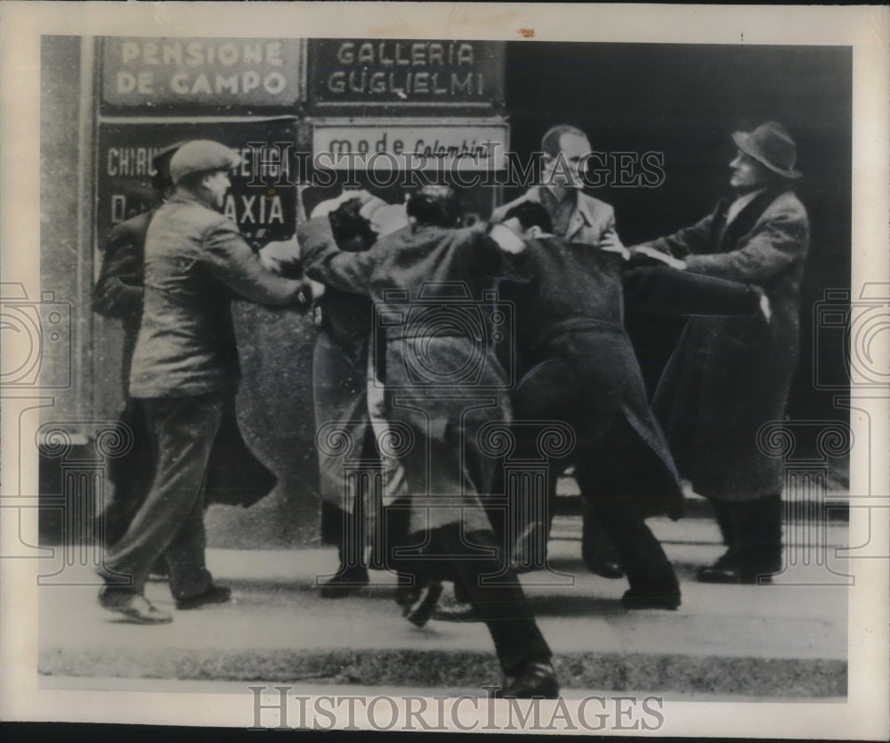 1948 Press Photo Italian Socialist Protesting Ends Up Fighting- Historic Images