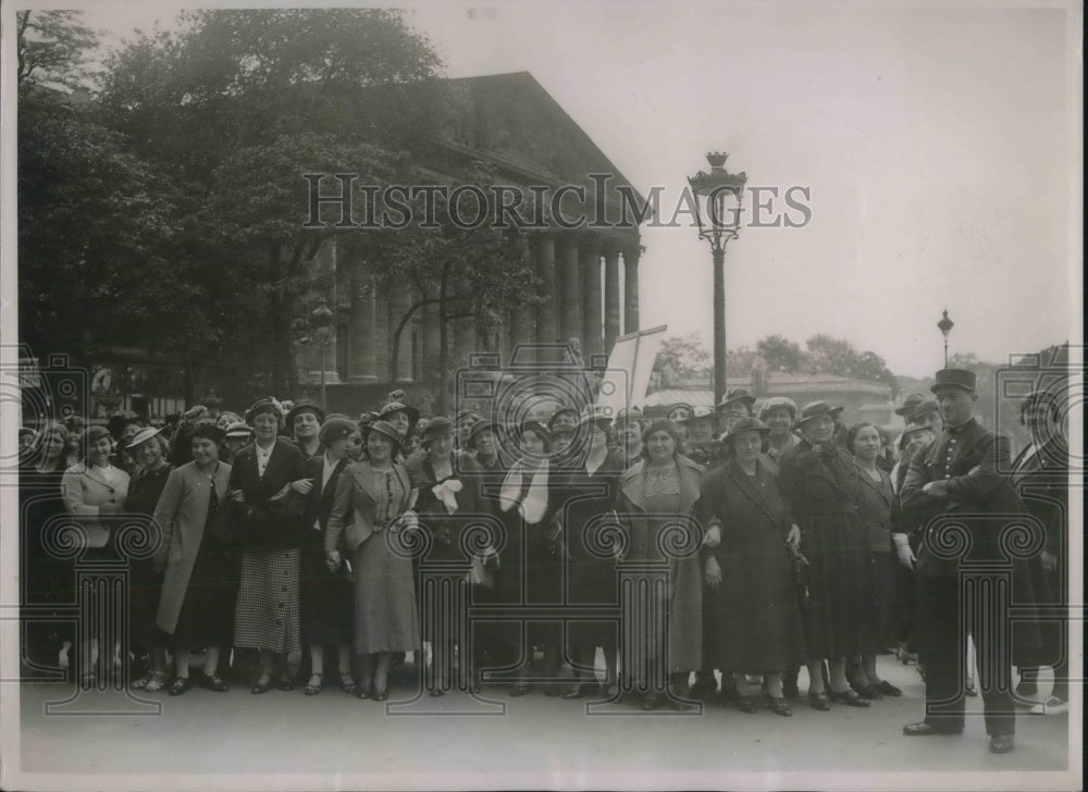 1936 Press Photo Feminists procession at French Chamber of Deputies- Historic Images