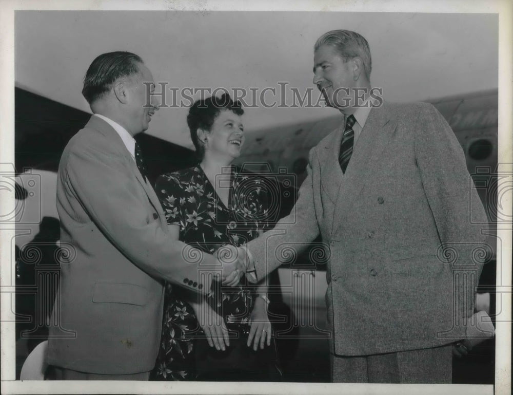 1942 Press Photo DR & Mrs Henry Wachtel greeted on arrival in NYC