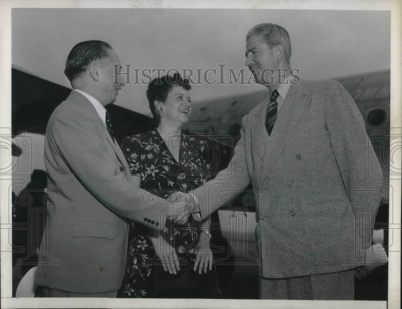 Load image into Gallery viewer, 1942 Press Photo DR &amp; Mrs Henry Wachtel greeted on arrival in NYC
