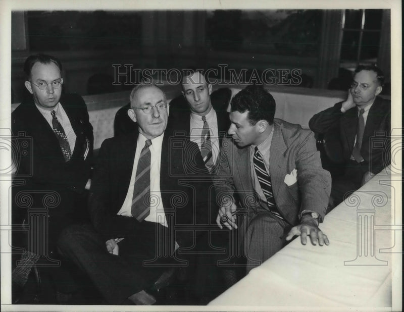 Load image into Gallery viewer, 1937 Press Photo Committee For Industrial Organization Meets - neb91579
