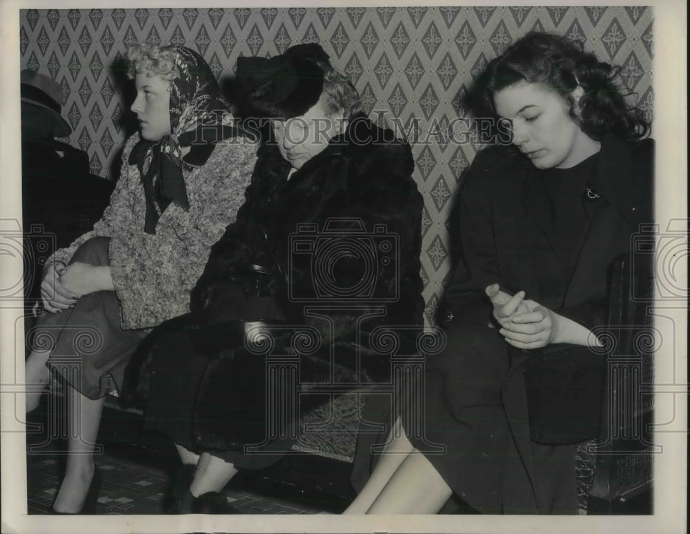 1948 Press Photo Patricia & Grace Rinearson & Grandmother Anna O'Donnohue- Historic Images