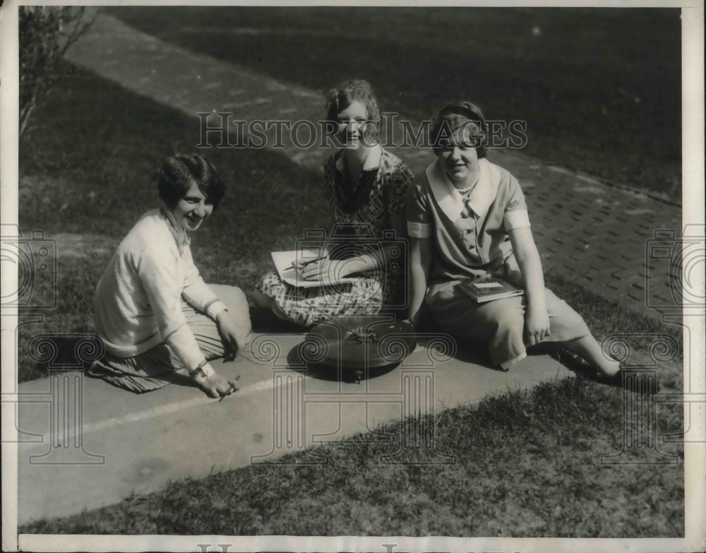 1925 Press Photo Margaret Carpenter Mary McKee, Geuneveve Stantley Smith College- Historic Images