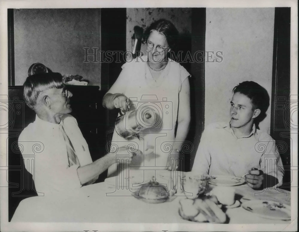 1935 Press Photo Ralph Thompson (escaped killer) turns self in and gets paroled- Historic Images