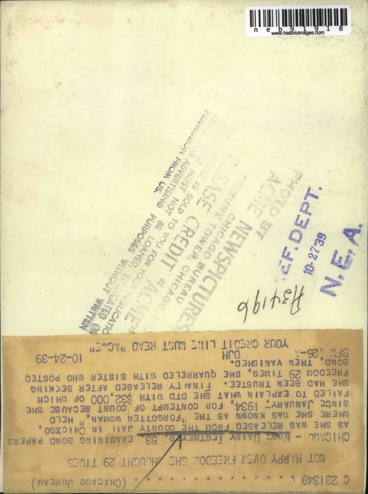 1939 Press Photo Mrs Daisy Tegtmeyer Examining Bond Papers In Jail 5 Years