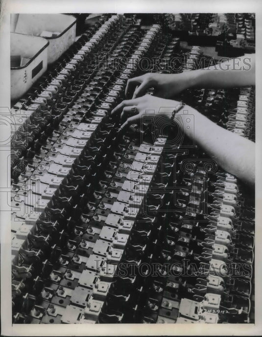 1941 Press Photo Westinghouse Electric Co hands checker resemble organ player- Historic Images