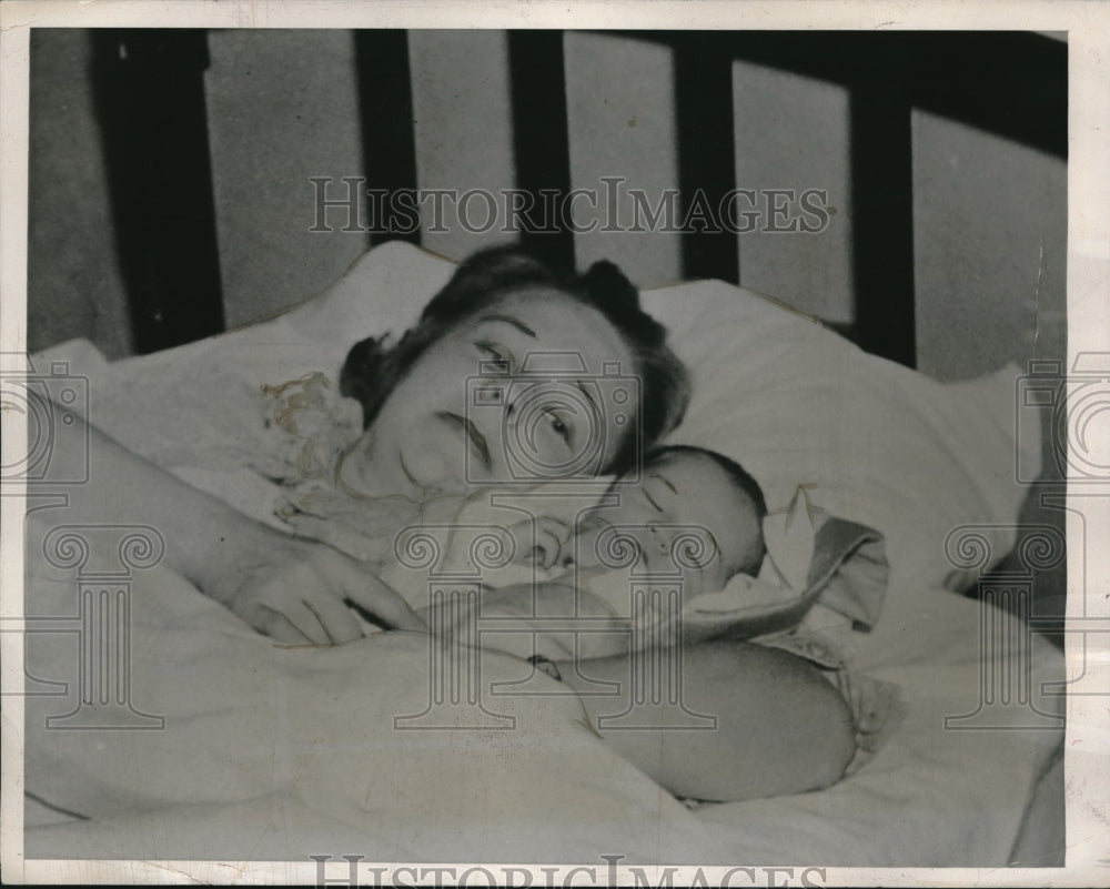 1940 Press Photo Mrs Homer Holt & sonRobert Byrne in hospital in W.Va.