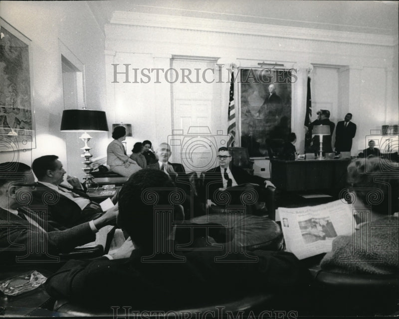 Load image into Gallery viewer, 1965 Press Photo Members of the Press gather at the White House for the
