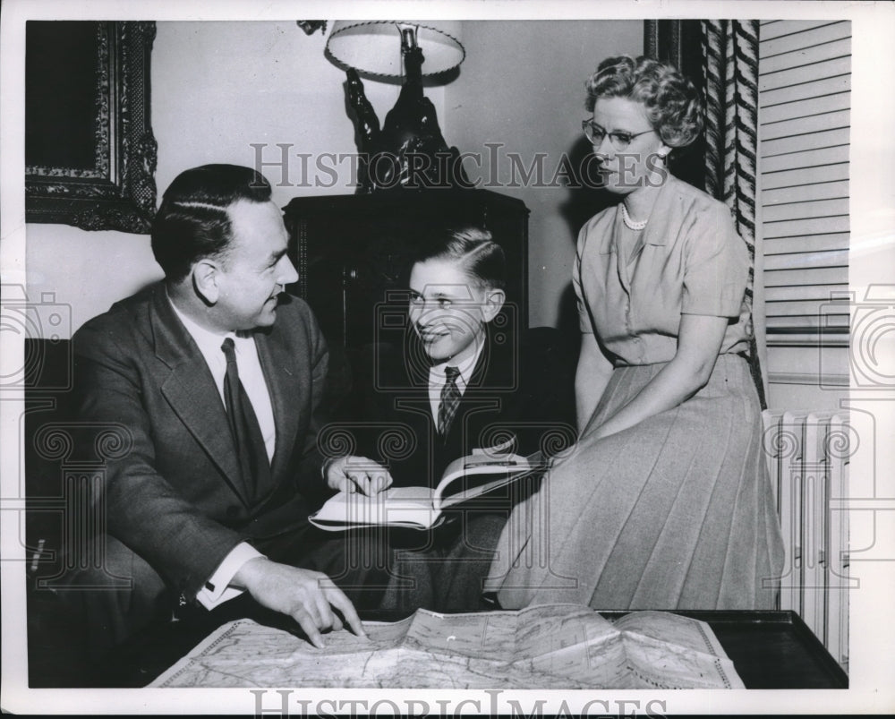 1957 Press Photo Mr &amp; Mrs Don Murgeridge &amp; son Derek, British family in Toronto- Historic Images