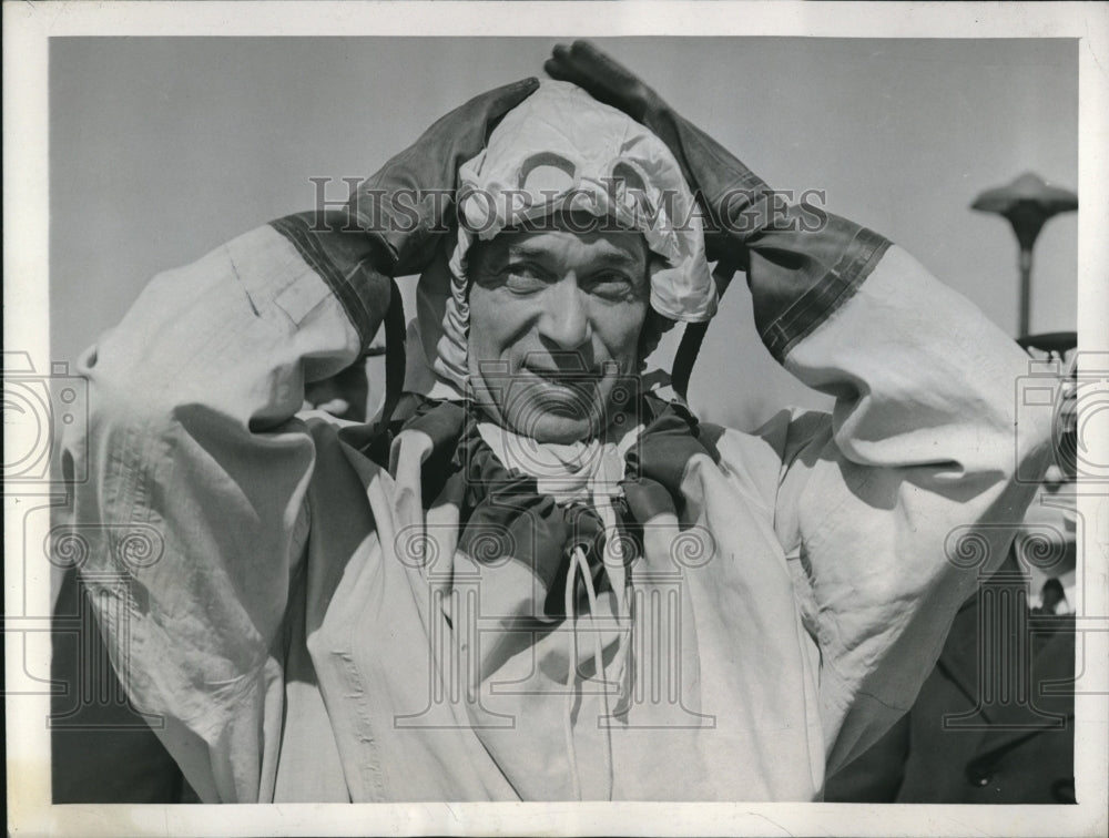 1943 Press Photo Russell Waesche US Coast Guard Life Saving Suit Demonstration