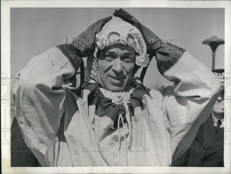 Load image into Gallery viewer, 1943 Press Photo Russell Waesche US Coast Guard Life Saving Suit Demonstration
