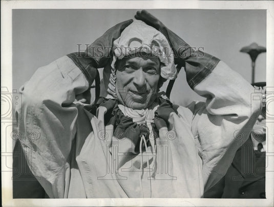 1943 Press Photo Russell Waesche US Coast Guard Life Saving Suit Demonstration