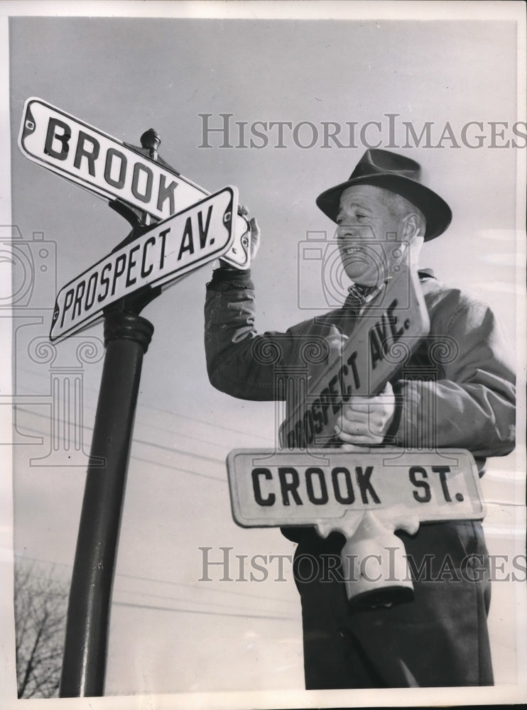 1957 Press Photo Francis Mollotor Of New Cassle Town Sign Department- Historic Images