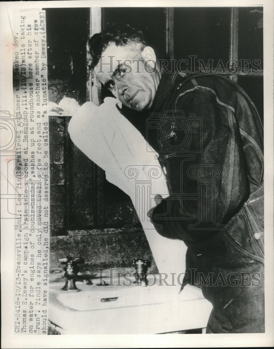 1948 Press Photo Lee Tindle, Railroad Engineer Backed Gov. Dewey Train in Crowd- Historic Images