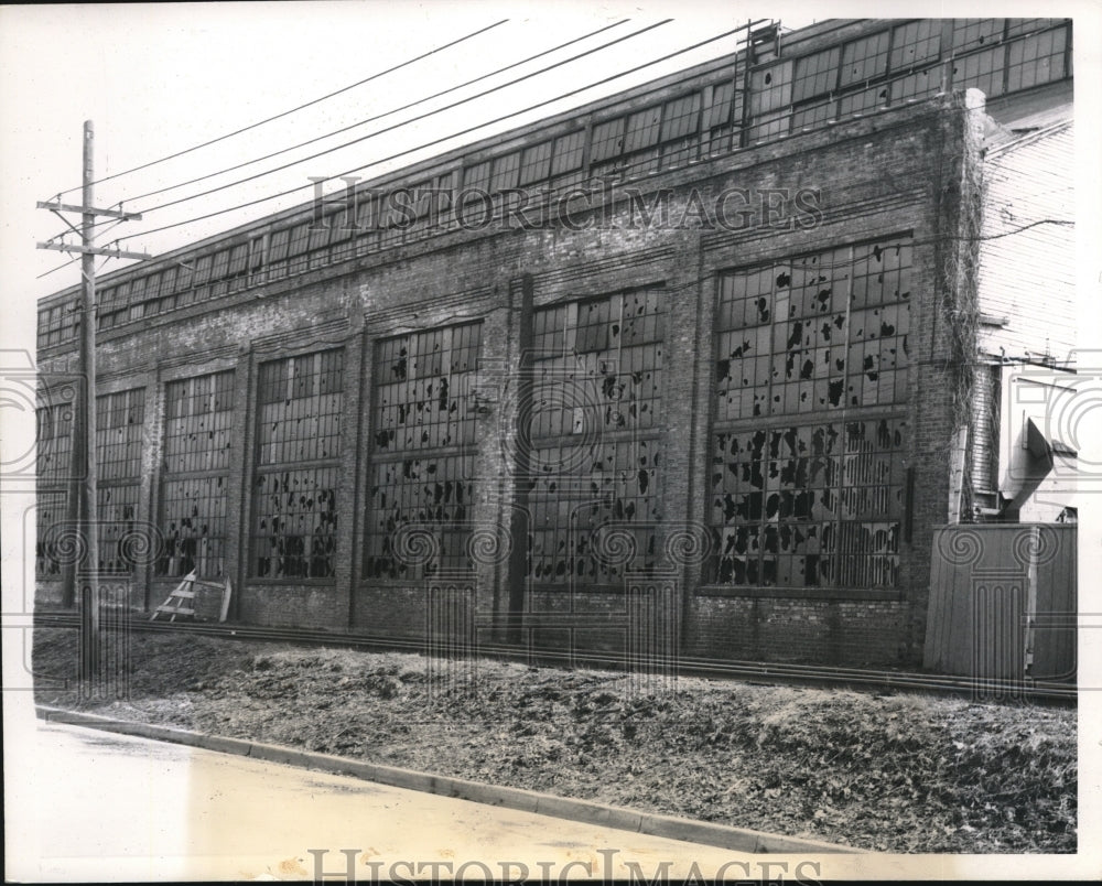 1941 Press Photo Broken Windows Allis-Chalmers Plant By Strikers Milwaukee, WI