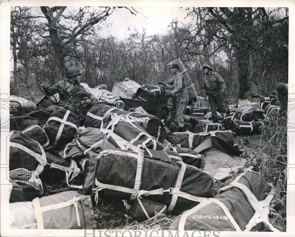 1944 Press Photo U.S. Troops Practice Re-Supply by Air in England - neb92984- Historic Images