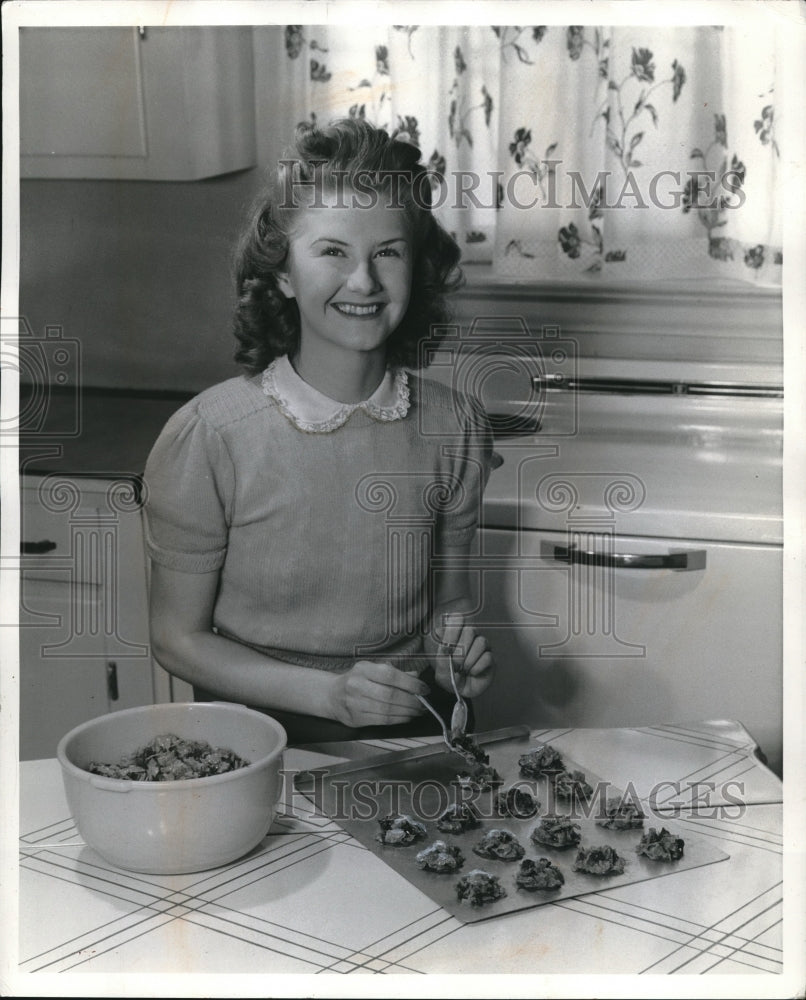 1942 Press Photo Young Woman Shows How To Bake Cookies Kitchen- Historic Images