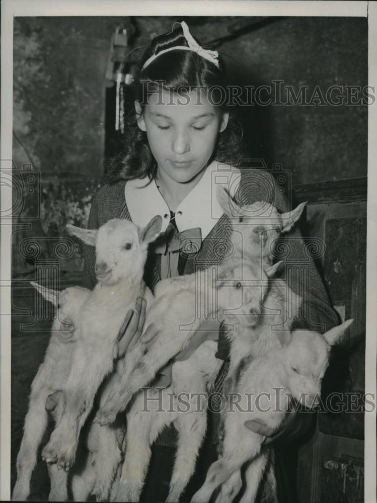 1941 Press Photo Marian Tabak Holds Survivors Of Goat Sextuplets Chicago, IL - Historic Images