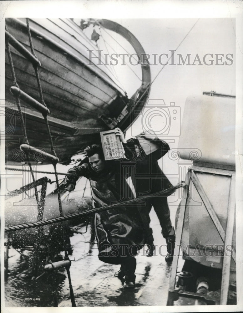 1942 Press Photo Seaman Struggle Carrying Soup on Canadian Destroyer in a Storms- Historic Images