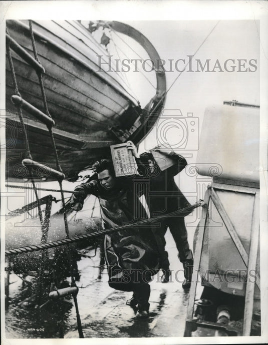 1942 Press Photo Seaman Struggle Carrying Soup on Canadian Destroyer in a Storms- Historic Images