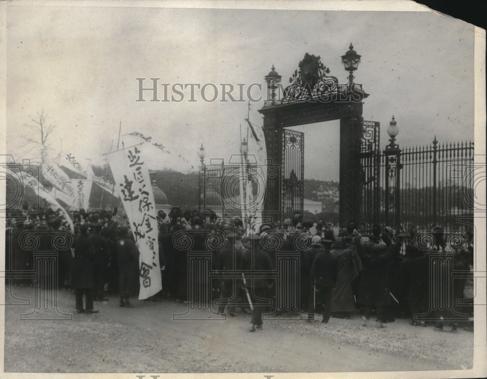1924 Press Photo Japanese mob of protestors at Palace in Toyko