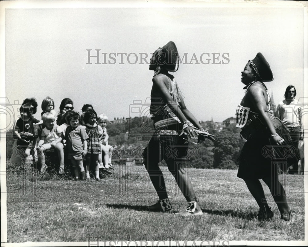 1973 Press Photo Youngsters Visit parliament Hill Fields Watch Zulu Dancers- Historic Images