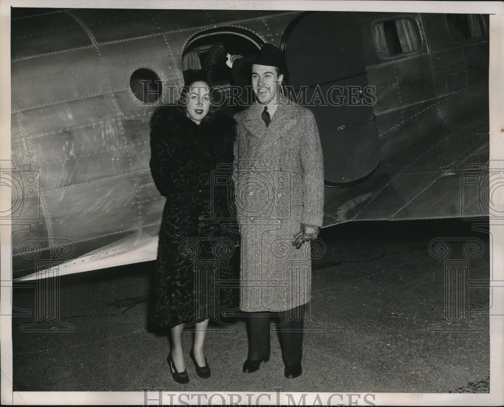 1937 Press Photo debutante Mona Law Trench and Robert H. Murray betrothed
