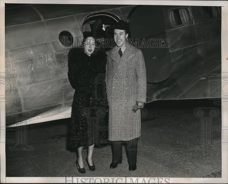 Load image into Gallery viewer, 1937 Press Photo debutante Mona Law Trench and Robert H. Murray betrothed
