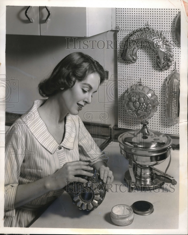 Load image into Gallery viewer, 1959 Press Photo Woman demonstrates polishing copper at home
