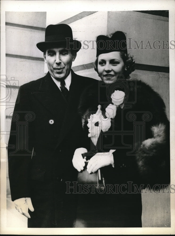 Load image into Gallery viewer, 1937 Press Photo Felix Tavch &amp; bride former Lora Lons, Viennese actress
