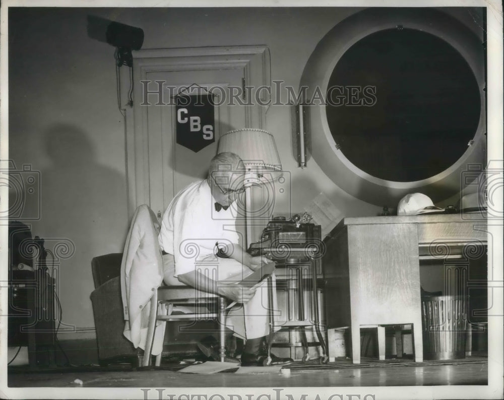 1940 Press Photo News Analyst of Columbia Broadcasting System preparing analysis