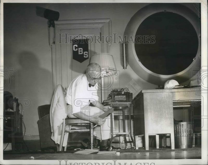 Load image into Gallery viewer, 1940 Press Photo News Analyst of Columbia Broadcasting System preparing analysis
