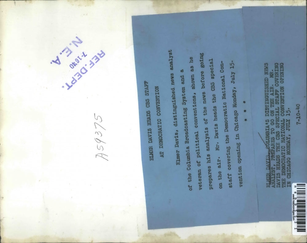 1940 Press Photo News Analyst of Columbia Broadcasting System preparing analysis