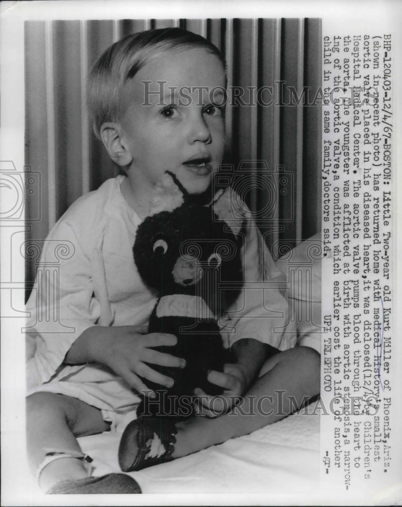1967 Press Photo Kurt Miller Age 2 Has the Smallest Aortic Valve - neb95714
