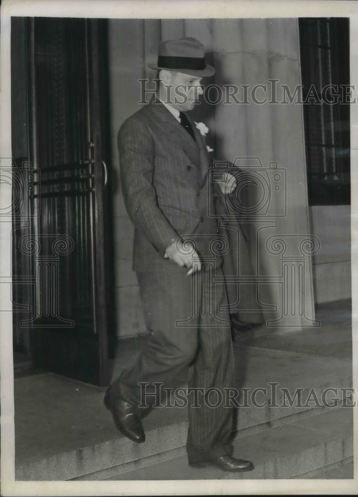 Load image into Gallery viewer, 1939 Press Photo Special Prosecutor John Harlan Amen Leaving Court During Recess
