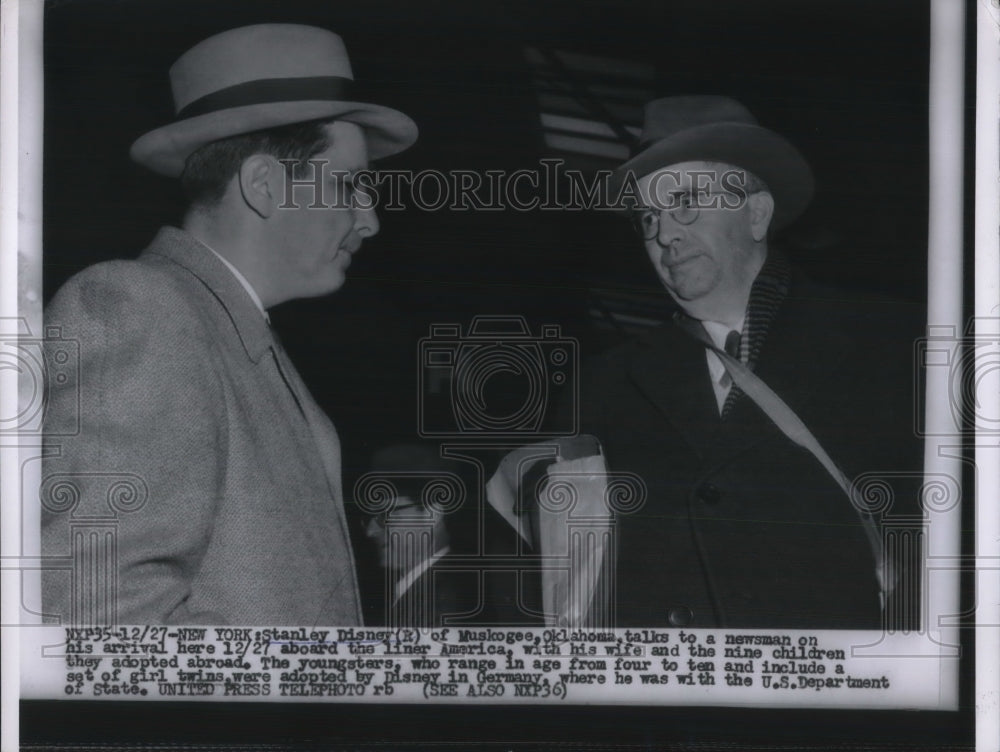 1955 Press Photo Stanley Disney Arriving to US with 9 Adopted German Children- Historic Images