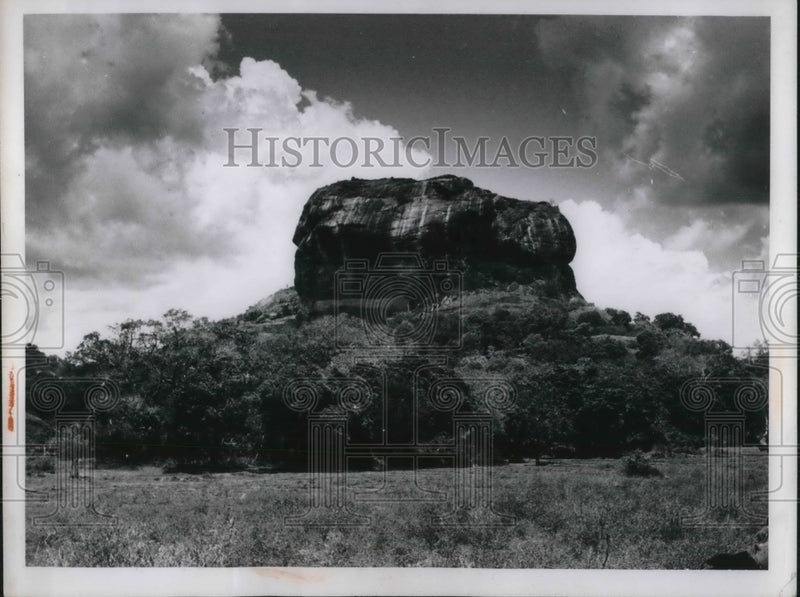 Load image into Gallery viewer, 1959 Press Photo Sigiryuia Rock Cecon - neb96246
