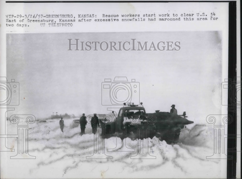 1957 Press Photo Greensburg Kansas Rescue workers snowfall- Historic Images