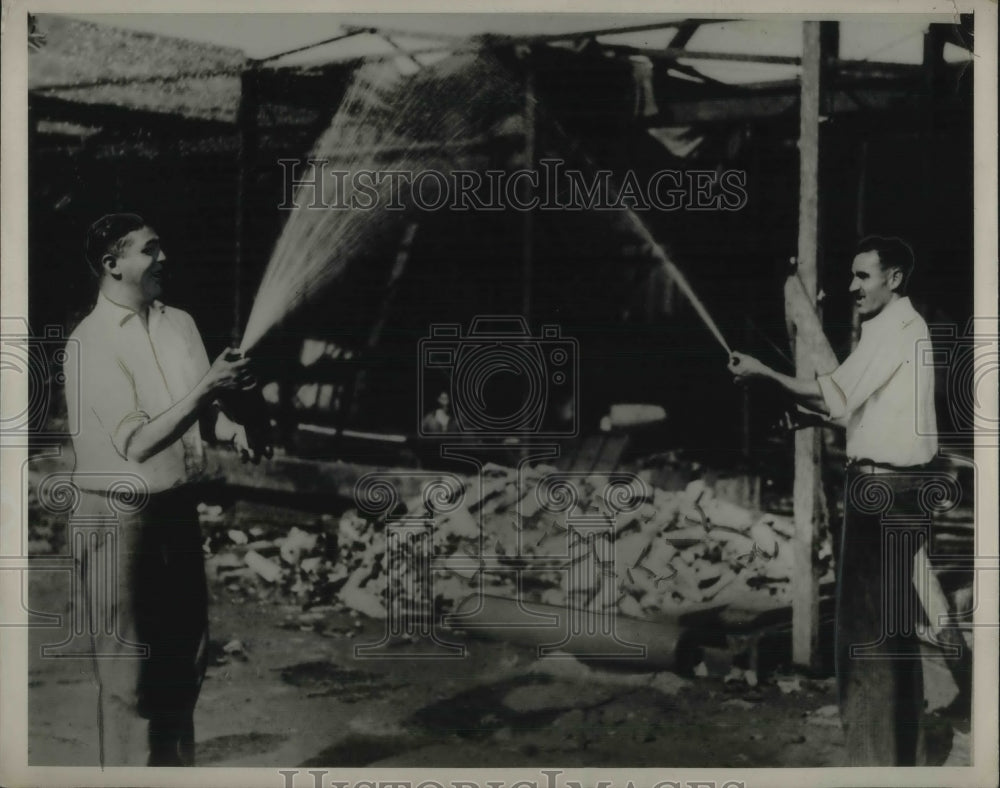 1929 Press Photo Detroit Customs Patrol Agents In A Playful Moment Squirting