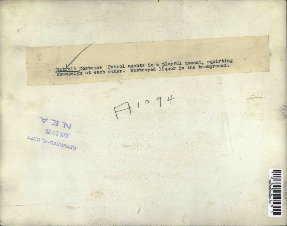 1929 Press Photo Detroit Customs Patrol Agents In A Playful Moment Squirting