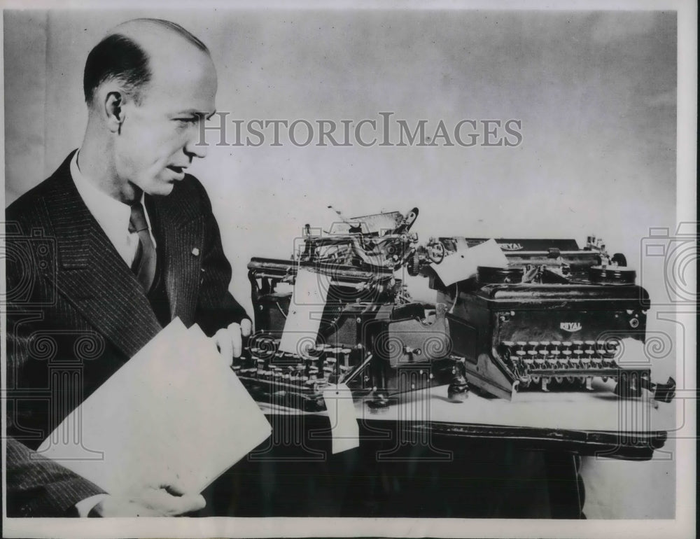 1946 Press Photo Ralph Atkins Acquires 2 Typewriters from Government Surplus- Historic Images