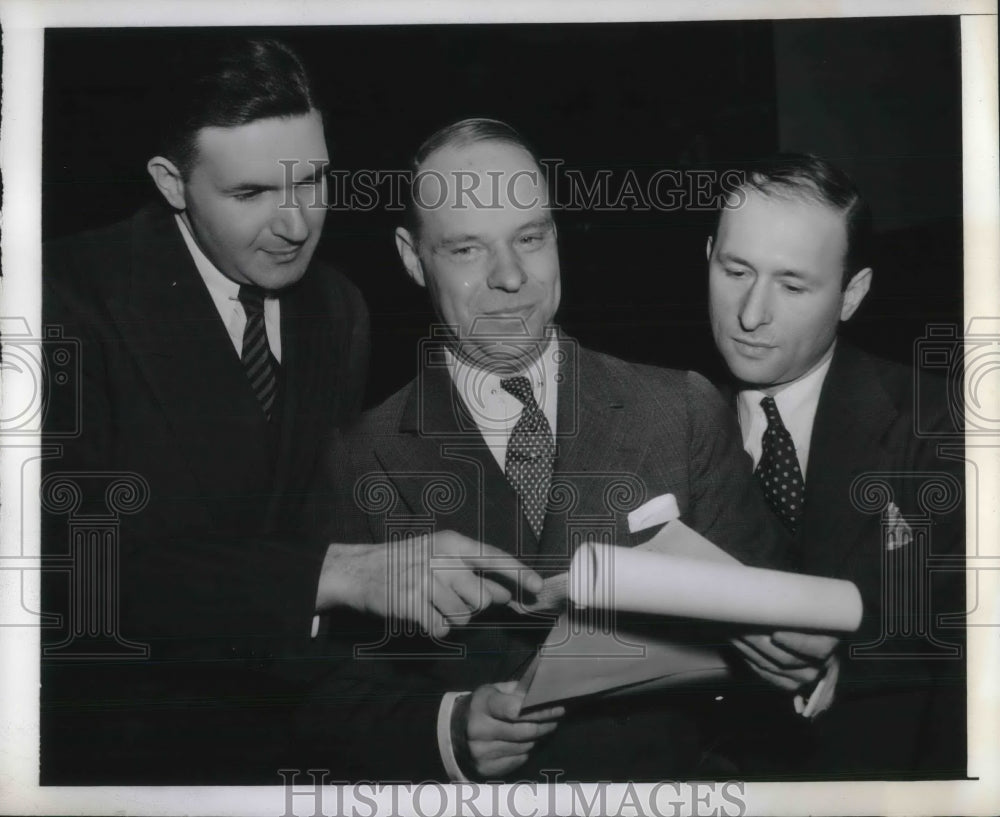 1942 Press Photo Asst Atty Gen John Harlen Amen With Assistants - neb96362