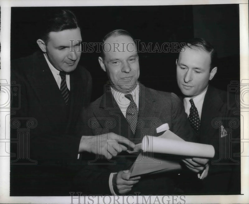 Load image into Gallery viewer, 1942 Press Photo Asst Atty Gen John Harlen Amen With Assistants - neb96362
