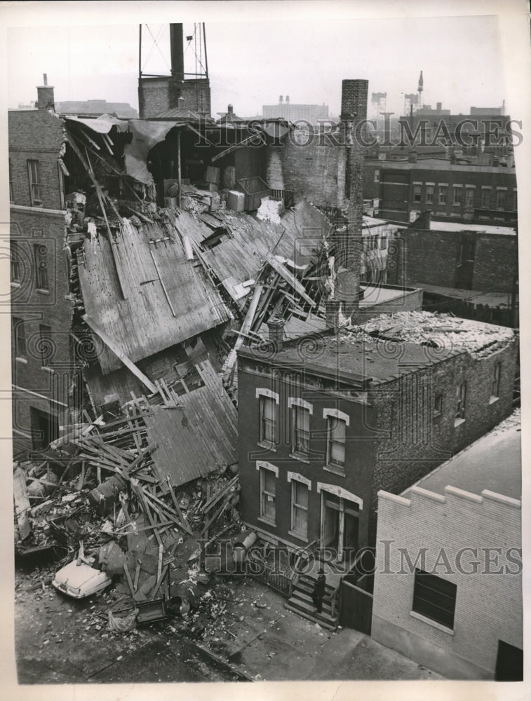 Load image into Gallery viewer, 1949 Press Photo Chicago, Ill. Yarn firm building collapses crushing 4 cars
