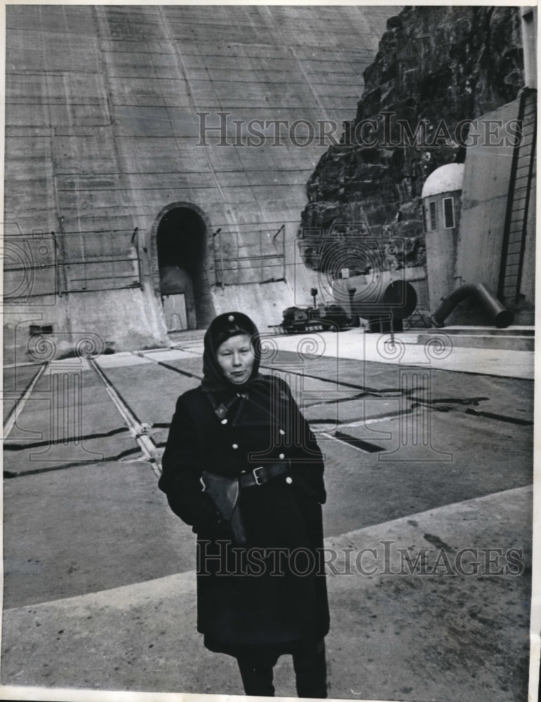 Load image into Gallery viewer, 1969 Press Photo female guard at Bratsk Dam in Siberia - neb96634

