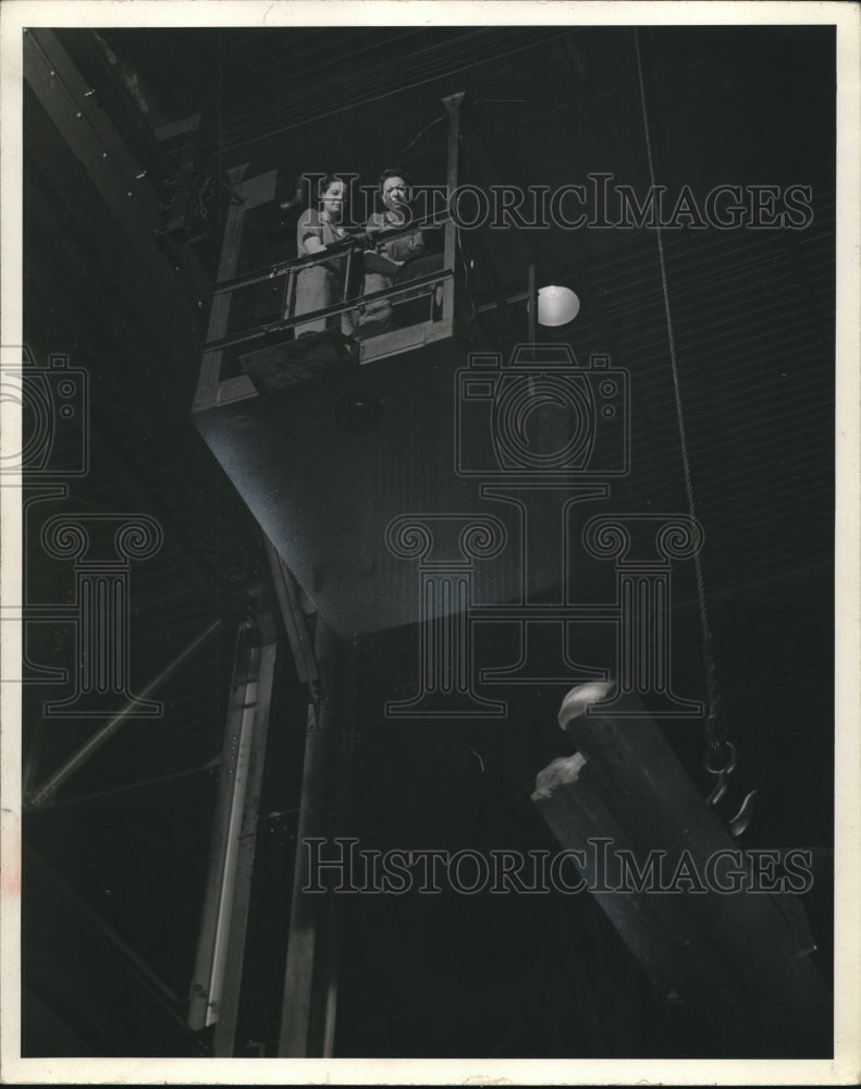 1947 Press Photo Mrs Marie Krieger, Mrs Mary Koudala, crane operators at ALCOA