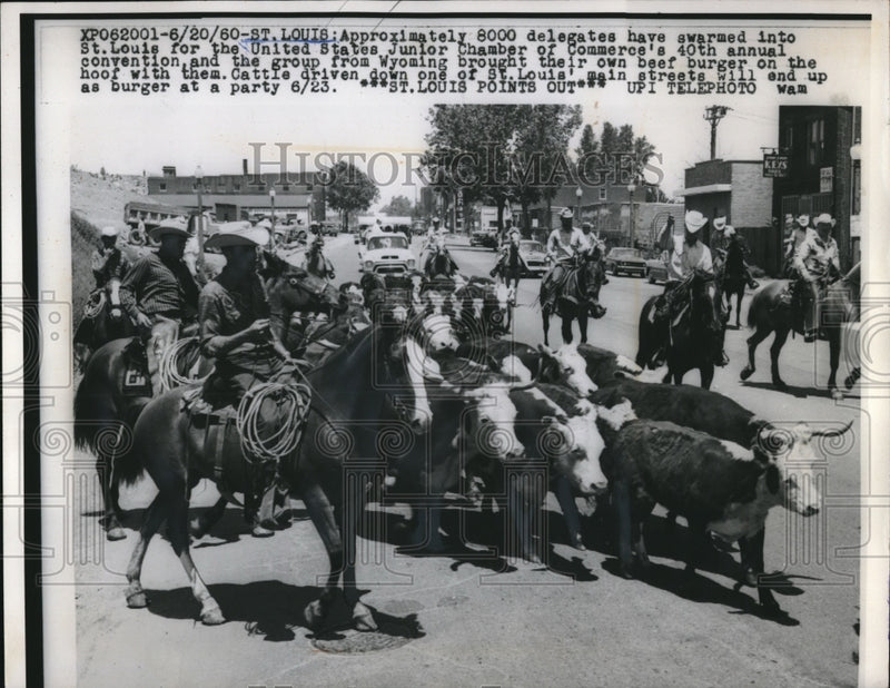 Load image into Gallery viewer, 1960 Press Photo Junior Chamber of Commerce convention features Cattle rustlers
