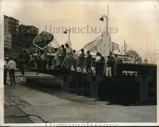 1965 Press Photo Istanbul Commuters Arrive in Europe From a Ferry- Historic Images