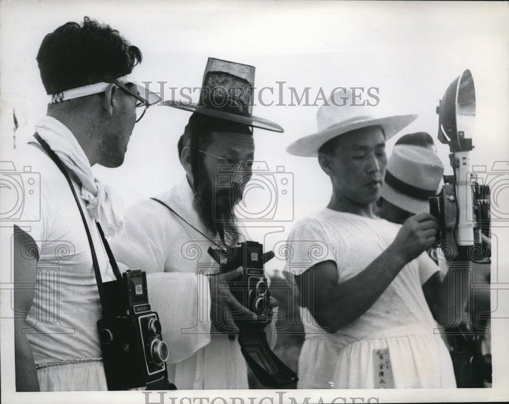 1958 Press Photo Kim Ui-Kyung, 60, learning new tricks of Camera Trade- Historic Images