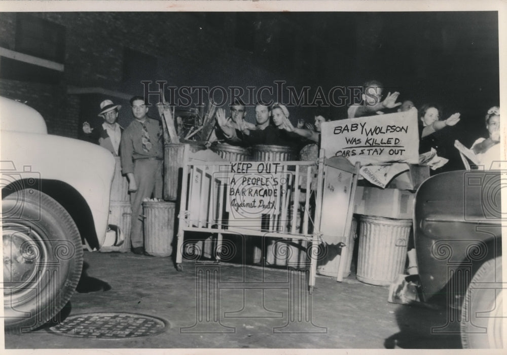 1948 Press Photo Death of a child, killed by a truck, resulted in barricade- Historic Images